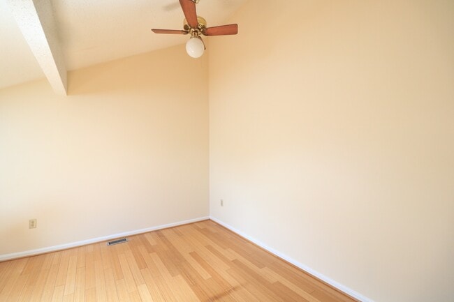 Building Photo - Top Floor 2/1.5 2 level Condo w/ Garage pa...