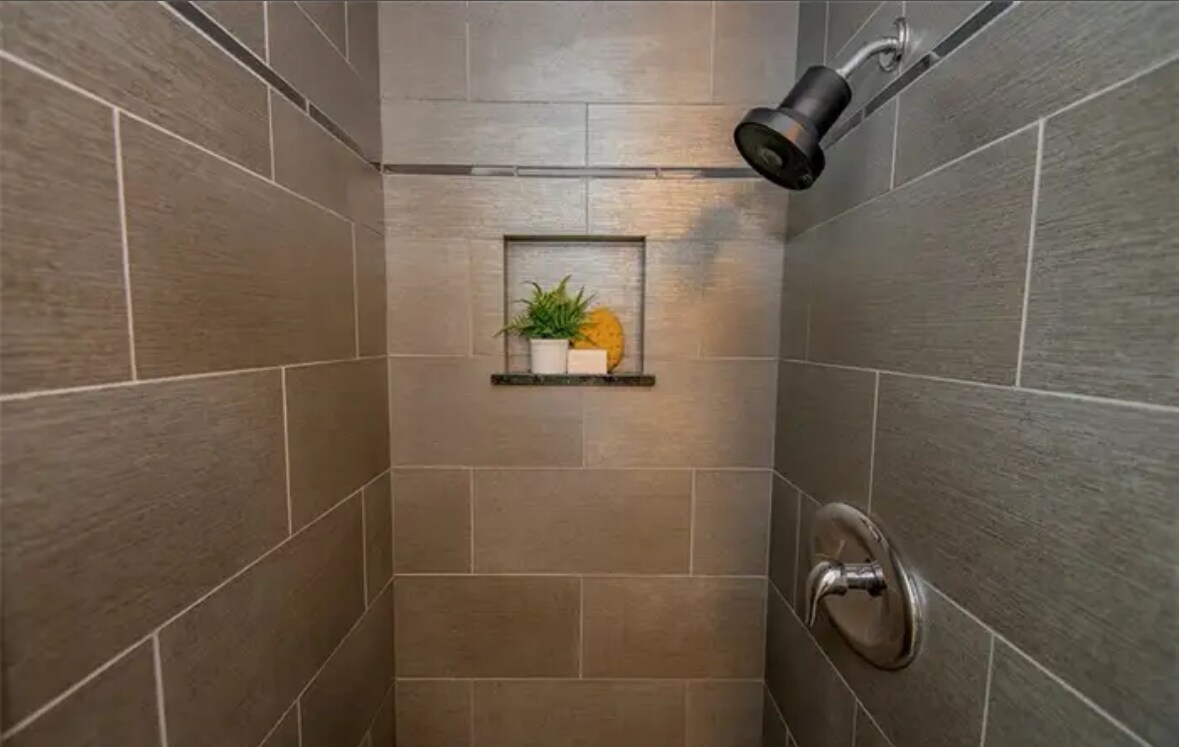 Building Photo - 8400 De Longpre Ave