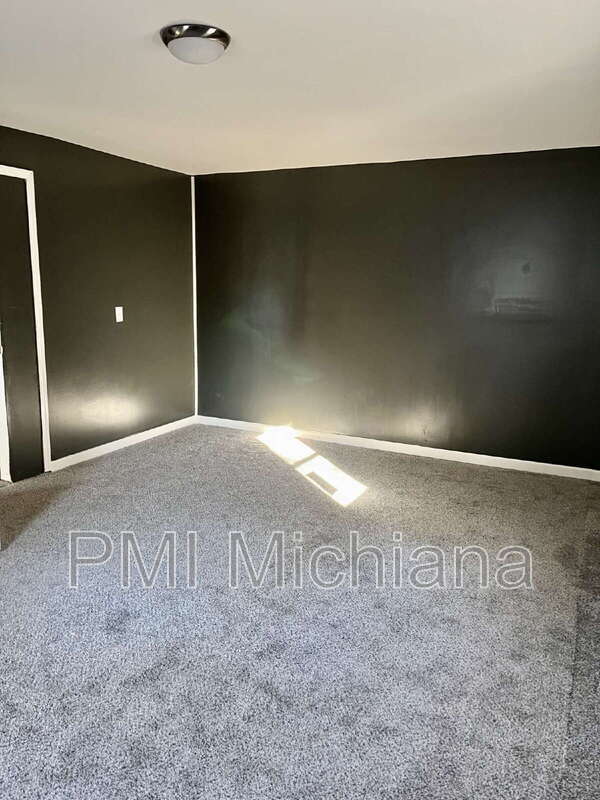 Building Photo - 261 N Kenmore St