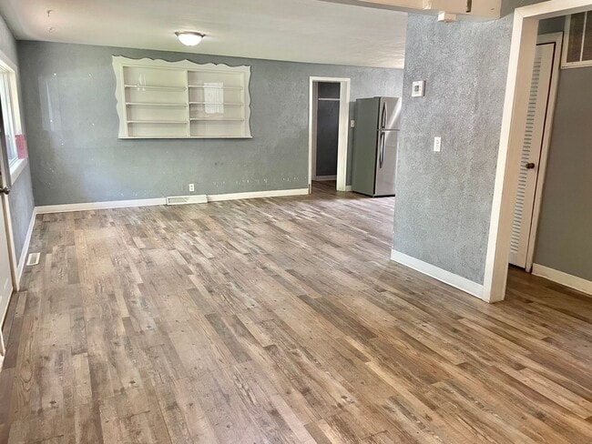 Building Photo - Fully remodeled 3 bedroom ranch with large...