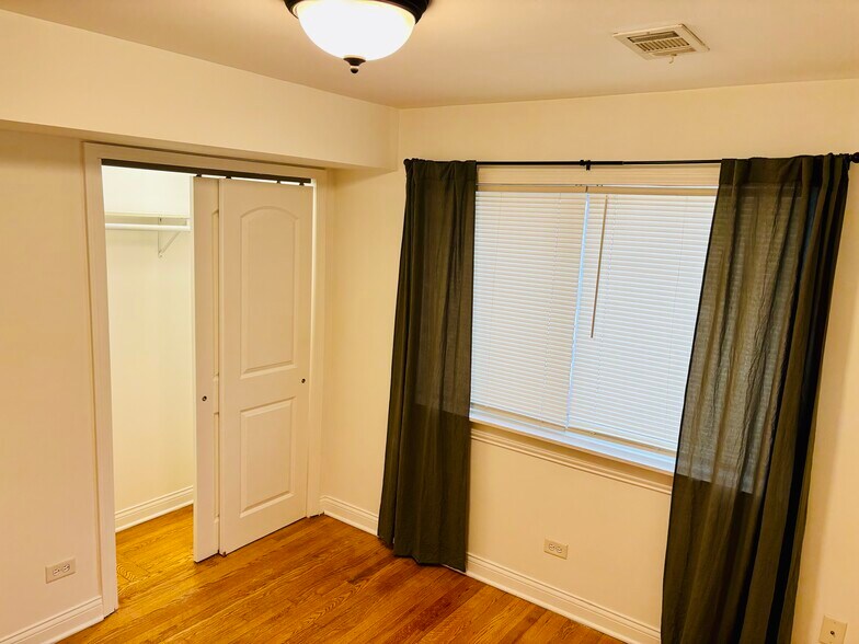 Building Photo - 5327 S 73rd Ave