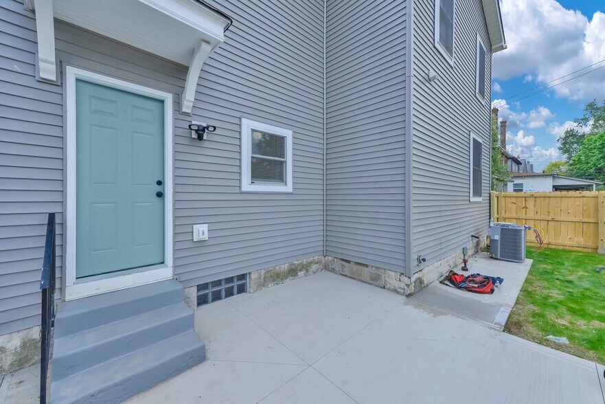 Building Photo - 376 E Markison Ave