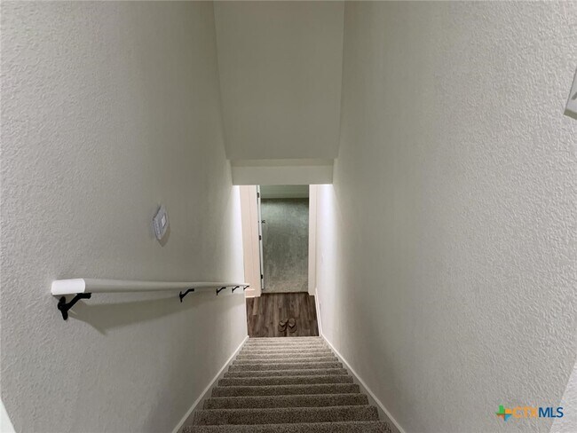 Building Photo - 1854 Royal Loop