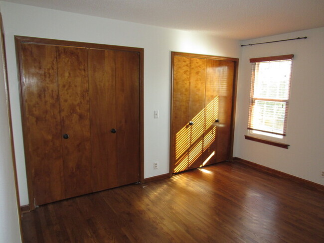 Building Photo - Huntington Ridge condo- one level!