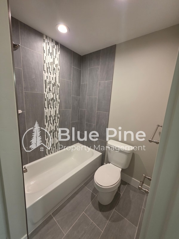 Building Photo - 4589 Blackstone Dr