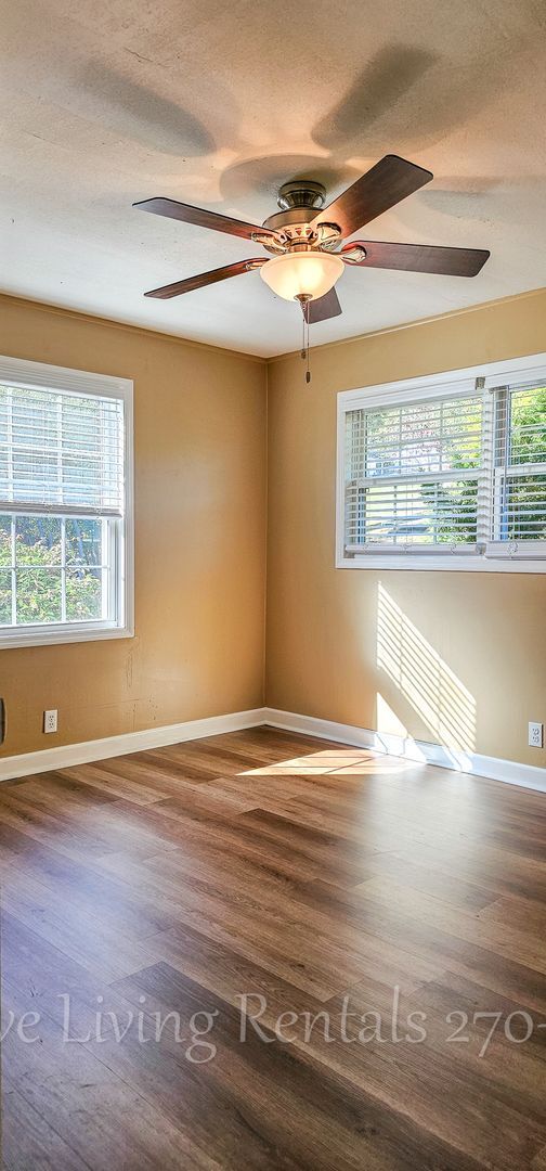 Building Photo - Cozy home with a stunning view!