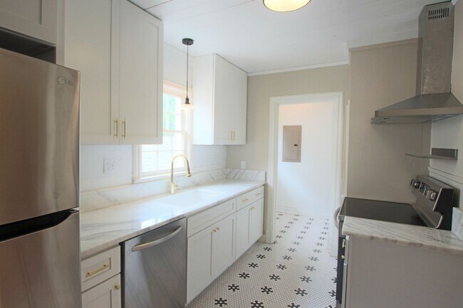 Building Photo - 130/130 1/2 Rowland Pl