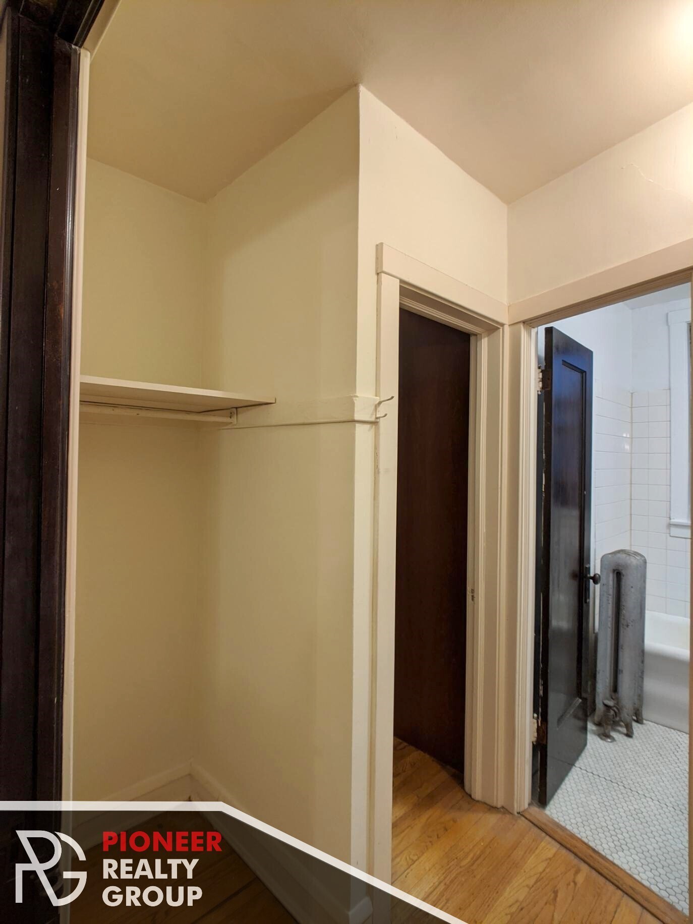 Building Photo - 2122 W Ainslie St