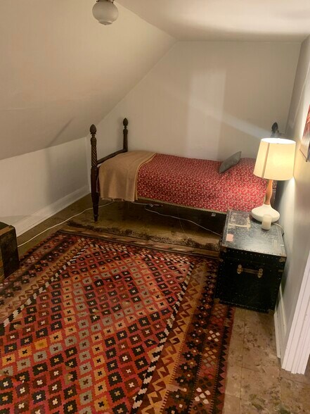 Building Photo - 620 E 7th St