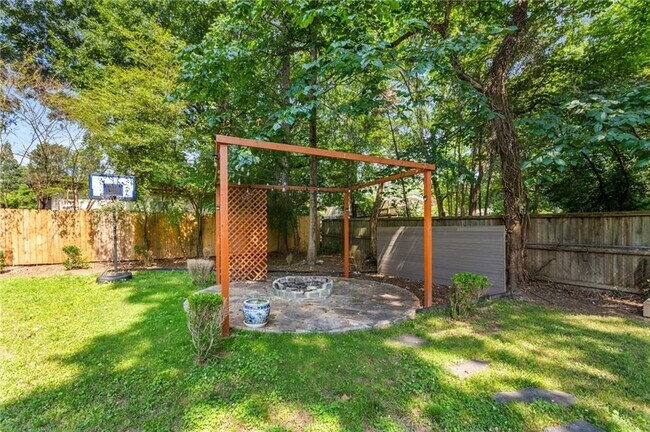 Building Photo - 2132 Fairway Cir NE