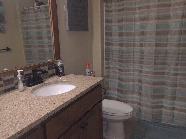 Building Photo - 3 Bedroom 2 Bath Home in NW Redmond Furniture NOT Included.