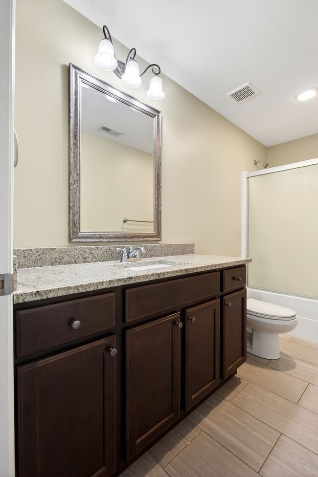 Building Photo - Luxury Size Townhome