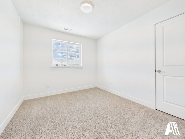 Building Photo - 437 E 650 N