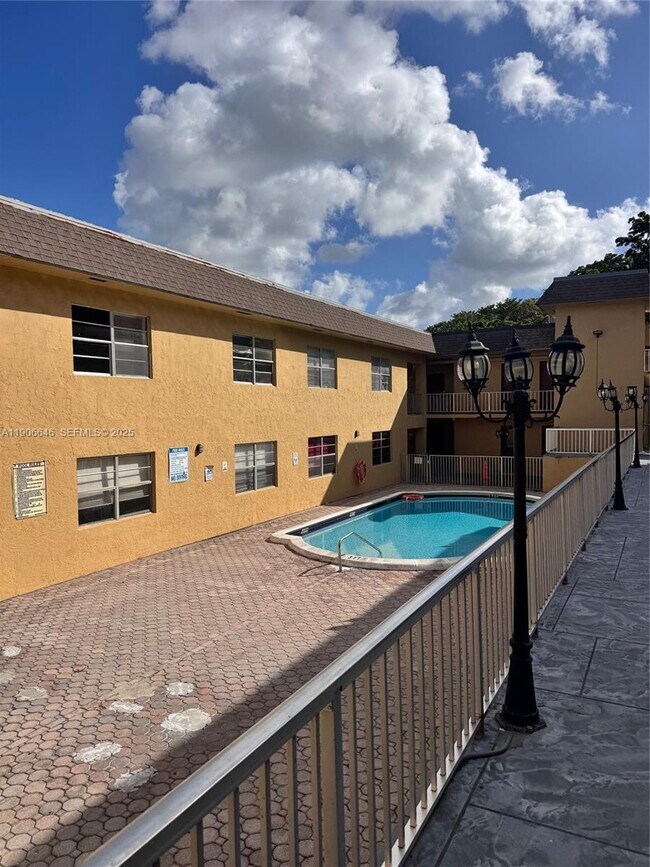 Building Photo - 6840 Pembroke Rd