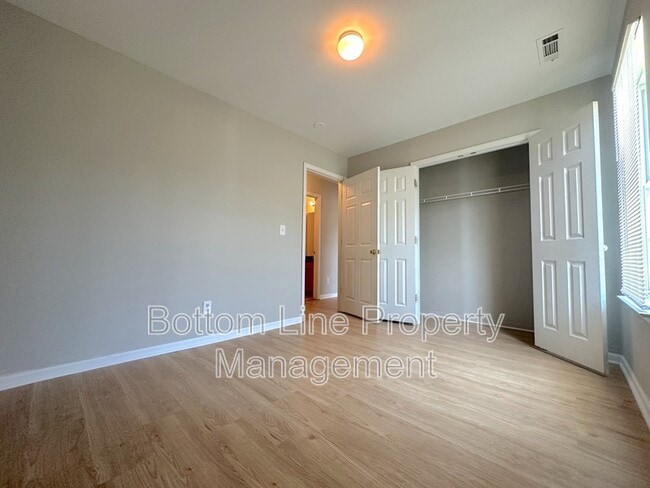 Building Photo - 424 Winding Canyon Dr