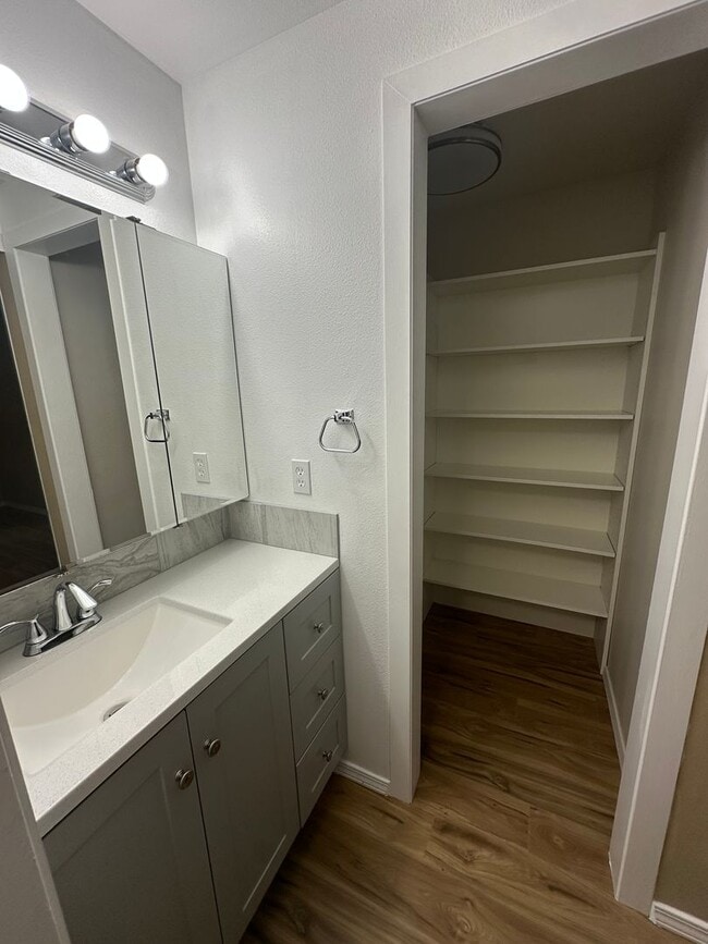 Building Photo - Beautifully Renovated Townhome at Woodvine