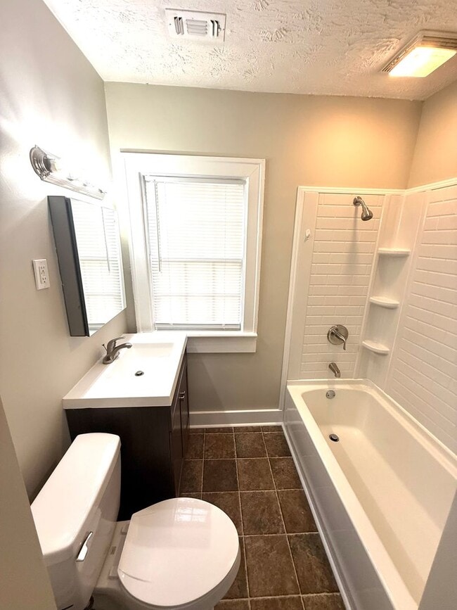 Building Photo - ** 3 Bed 2 Bath Located beside Huntingdon ** Call 334-366-9198 to schedule a self tour