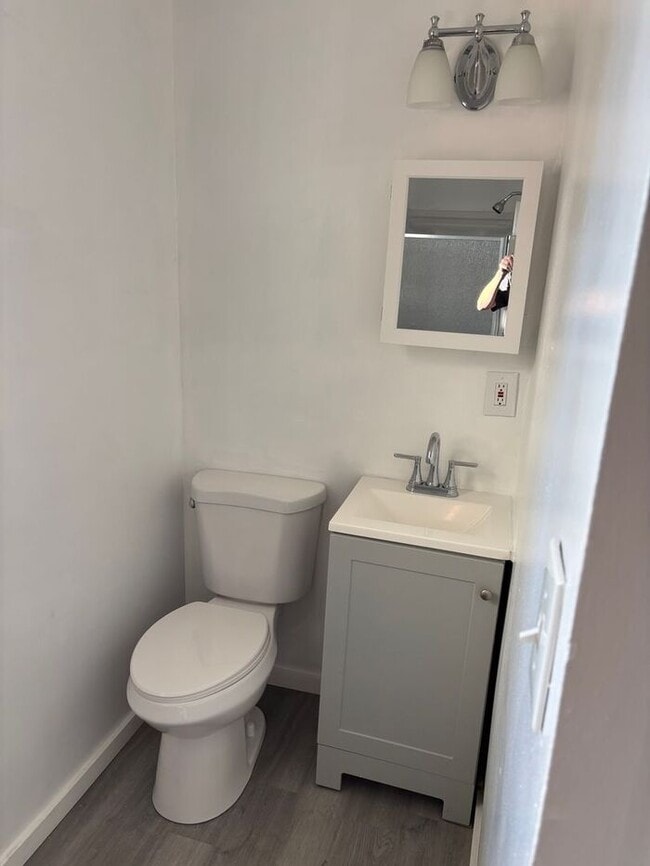 Building Photo - 2 Bedroom, 1 Bath House