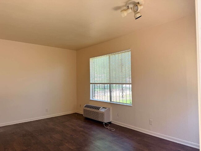 Building Photo - Affordable 1 Bed/1 Bath Duplex Apartment