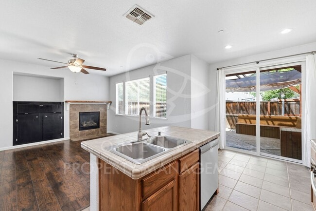 Building Photo - 1070 Sierra View Cir