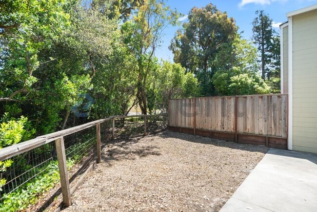 Building Photo - 1225 Oak Hill Ct