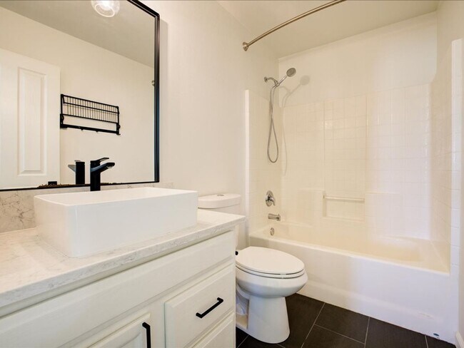 Building Photo - ** WOW $500.00 OFF FIRST FULL MONTHS RENT ...