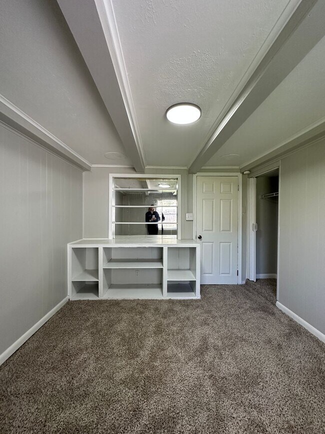 Building Photo - Backyard Nights & Front Porch Mornings — Cozy 3BR Brick Ranch in Fairlawn