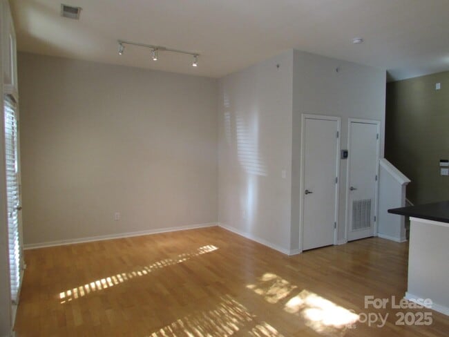 Building Photo - 2125 Southend Dr
