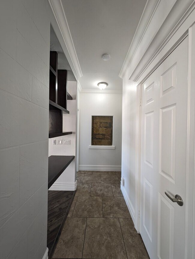 Building Photo - BEAUTIFUL EXECUTIVE STYLE home w/ entertai...