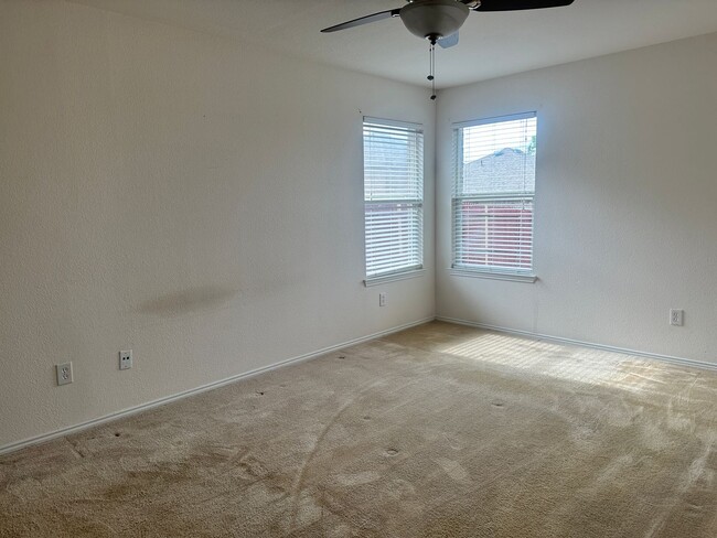 Building Photo - Cute single family home in Lake Point Community