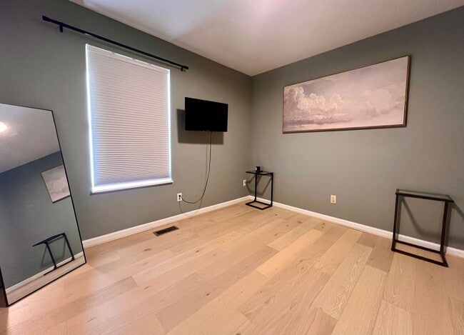 Building Photo - 3 bed 2.5 bath Located in the Heart of The Hill