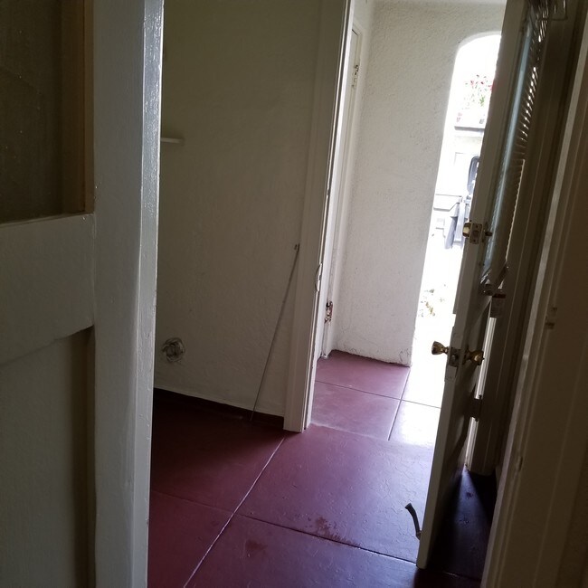 lndry rm - 1014 Newport Ave