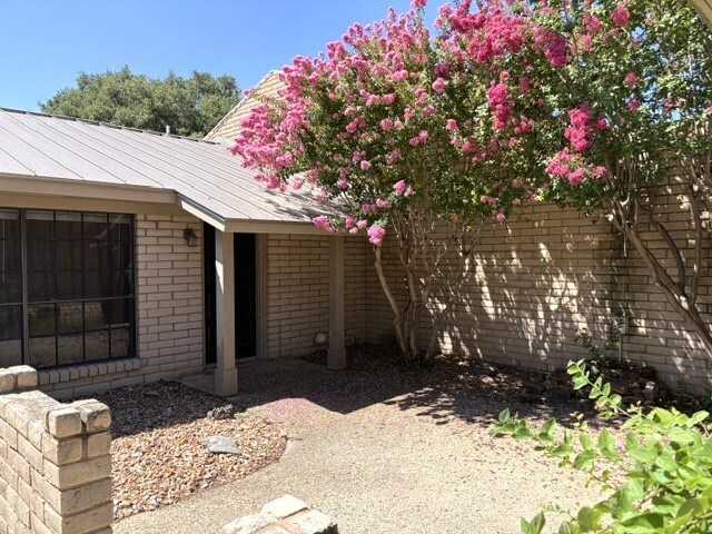Building Photo - 531 Fairway Ct