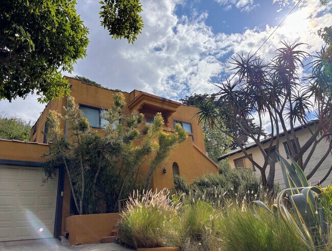 Building Photo - Serene 2bed /1 Bath Spanish Hideaway in He...