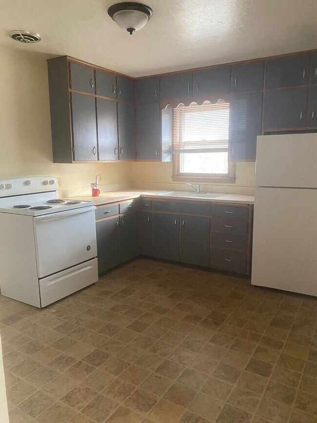 Building Photo - 730 E 12th St