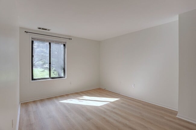 Building Photo - 2 BR/2 BA Garden Level Condo