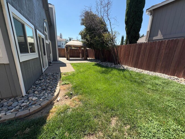 Building Photo - Charming single story on quite corner lot
