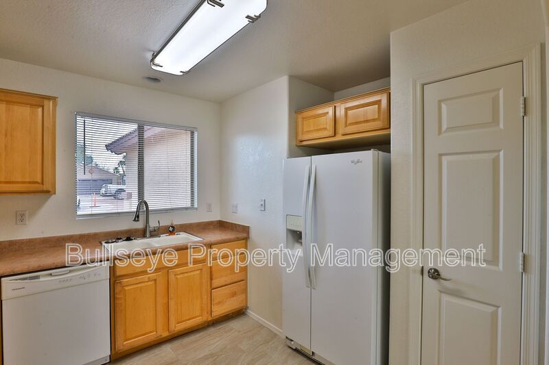 Building Photo - 1697 N La Fresa Dr