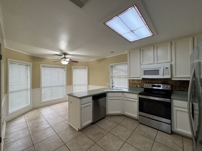 Building Photo - 304 Ashland Creek