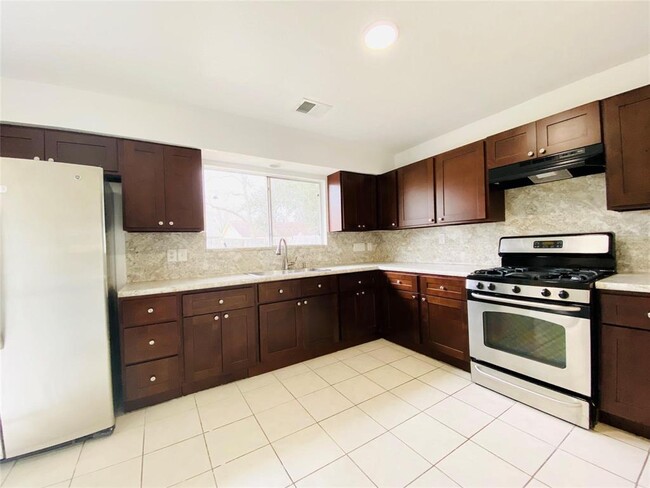 Building Photo - 16118 Pasadero Dr
