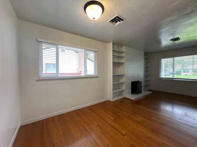 Building Photo - Great Location near McKinley Park!