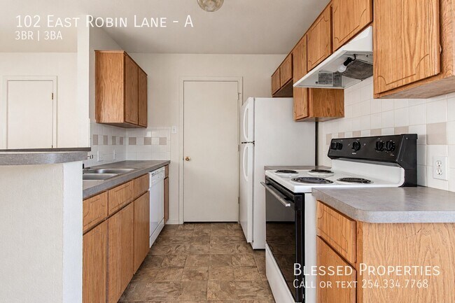 Building Photo - 102 E Robin Ln