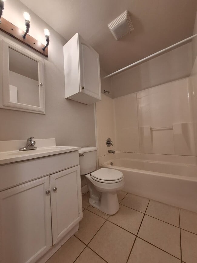 Building Photo - 1 Bedroom Available January!