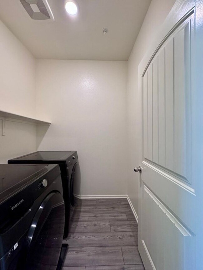 Building Photo - Spacious 3 Bedroom, 2.5 Bathroom Townhome ...
