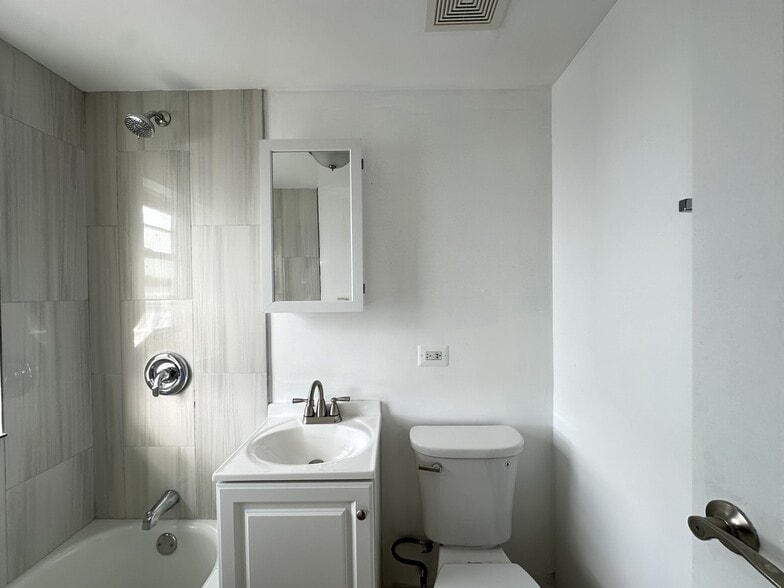 Building Photo - 7632 N Milwaukee Ave