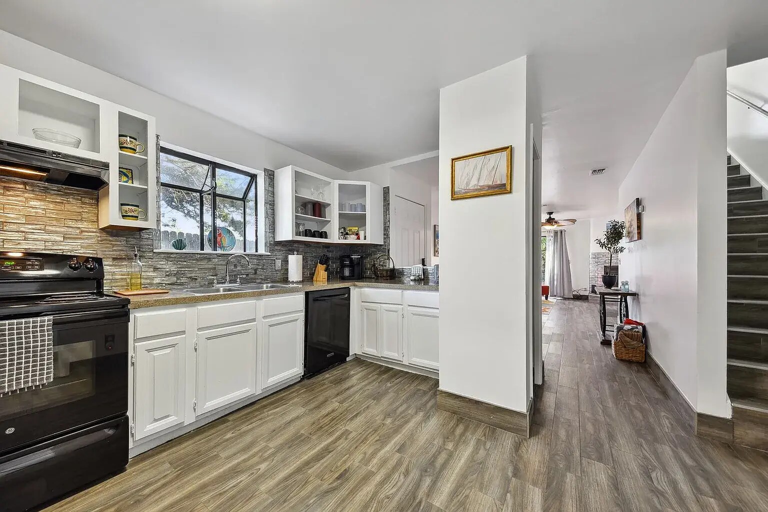 Building Photo - 512 10th Ave S