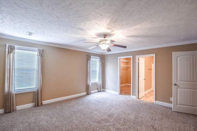 Building Photo - Pet Friendly in Fox Meadow!