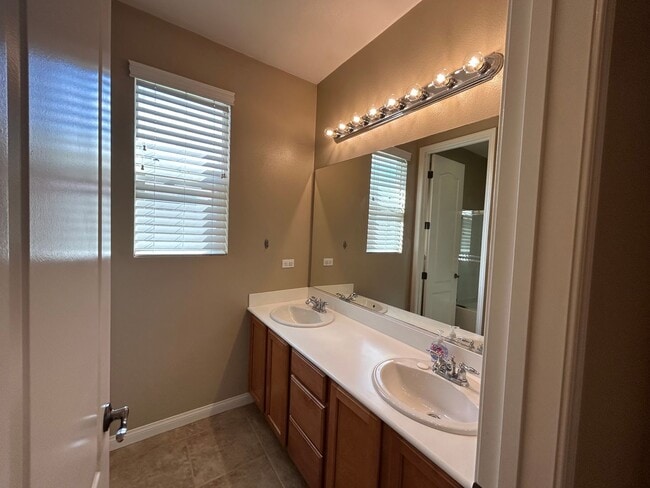 Building Photo - Gorgeous 5bd+ 3bd! Ria Bravo