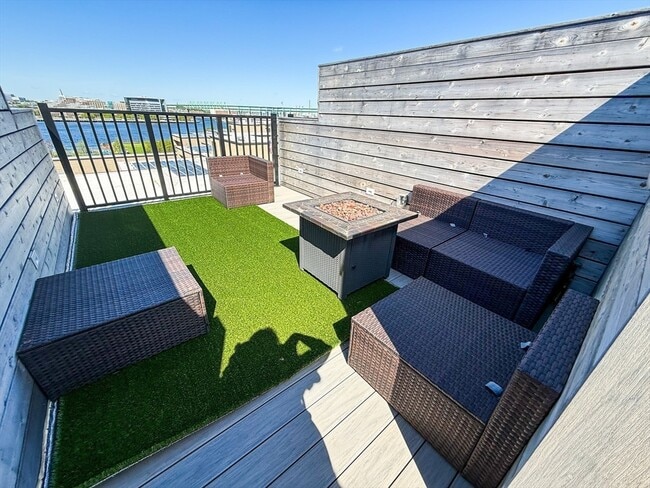 Building Photo - 301 Border St