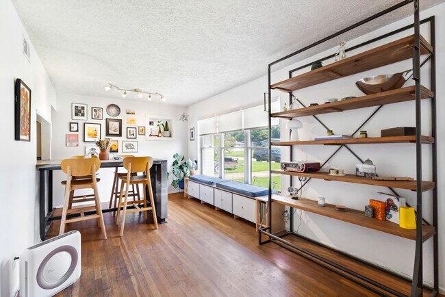 Building Photo - 230 Brettonwood Dr